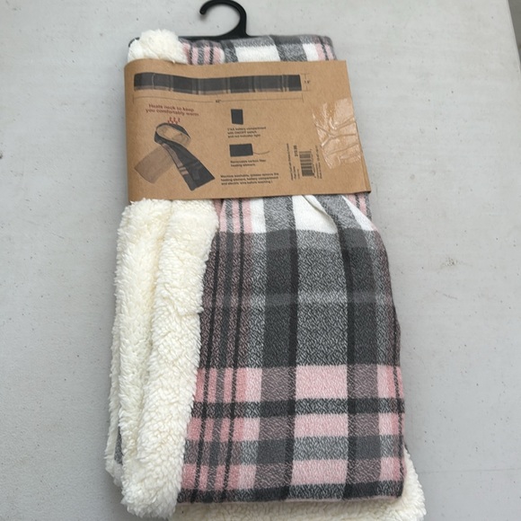 Mia & Tess The Paper Store Plaid Heated Scarf Faux Sherpa - Picture 7 of 9